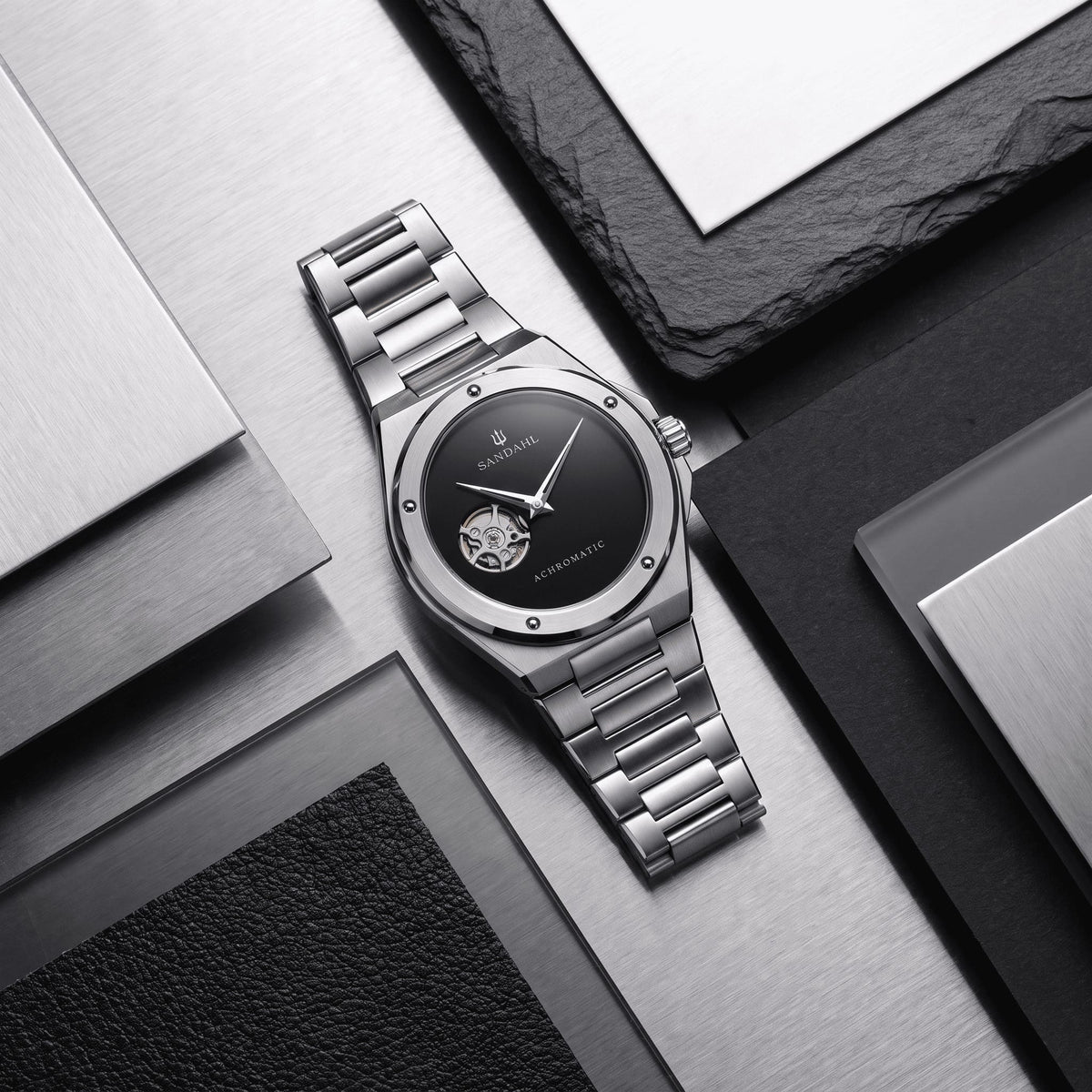 SANDAHL ACHROMATIC Musou with a steel bracelet, arranged among black, grey and silver material