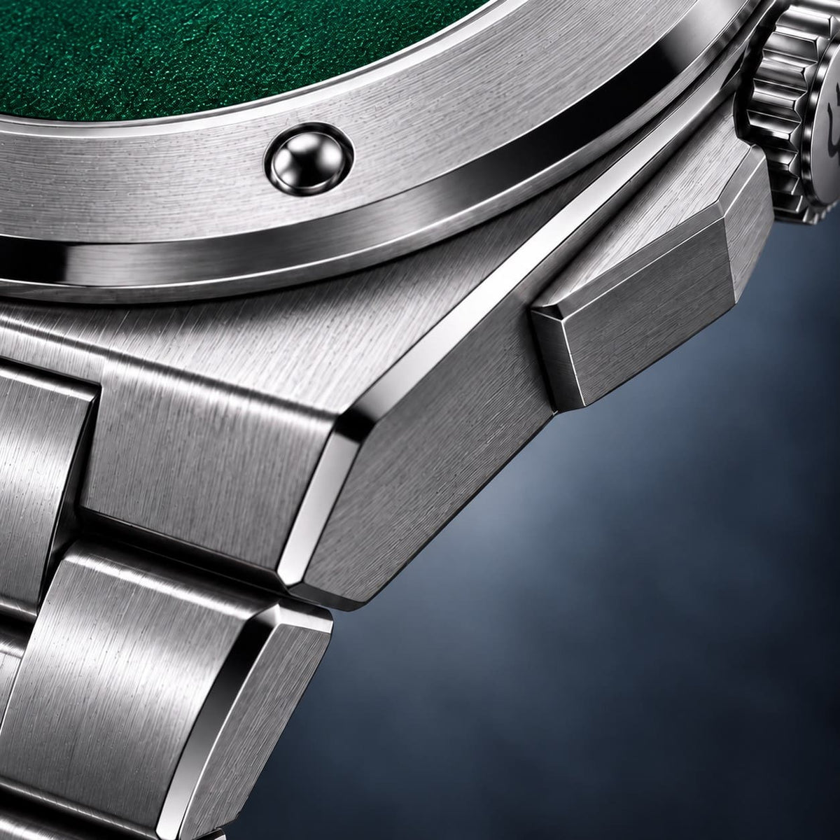 Macro view of the SANDAHL ACHROMATIC Petrol steel case and bracelet beside the green dial.