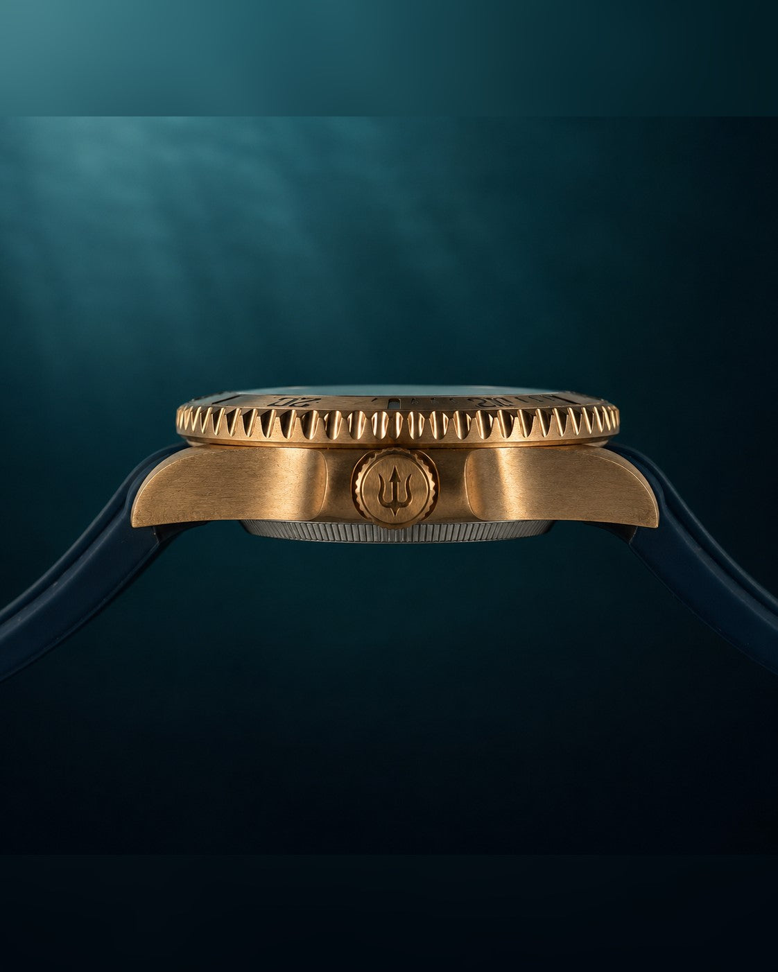 Side profile of SANDAHL AEREUS Abyss Blue, showing the bronze case, engraved dive bezel and trident crown.