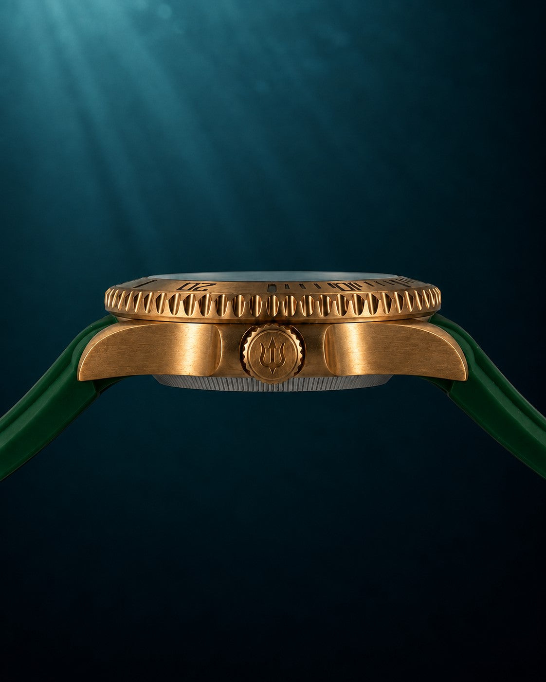 Side profile of SANDAHL AEREUS Emerald Current, showing the bronze case, engraved dive bezel and trident crown.