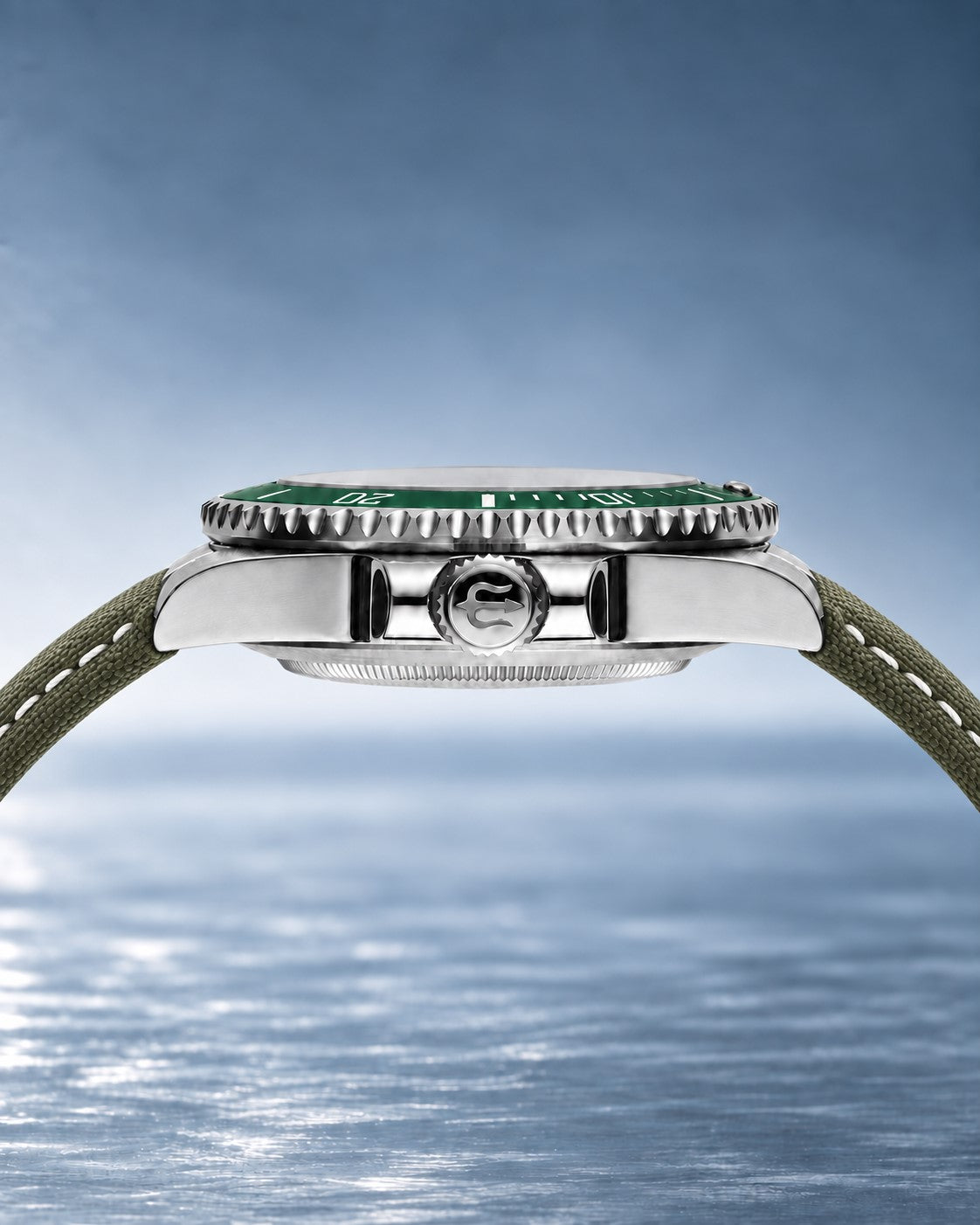 Side profile of SANDAHL SHALLOW Archipelago Green, showing the polished steel case, crown and stitched fabric strap.