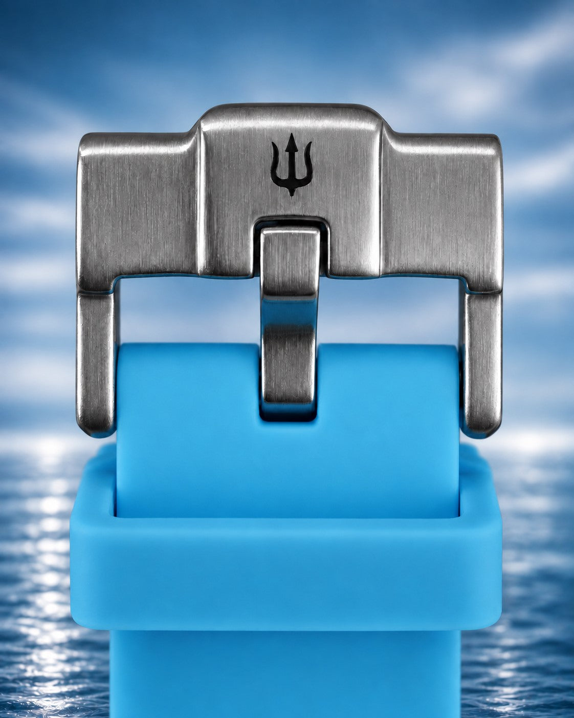 Close-up of the trident-engraved steel buckle and blue rubber strap on SANDAHL SHALLOW Glacial Blue.