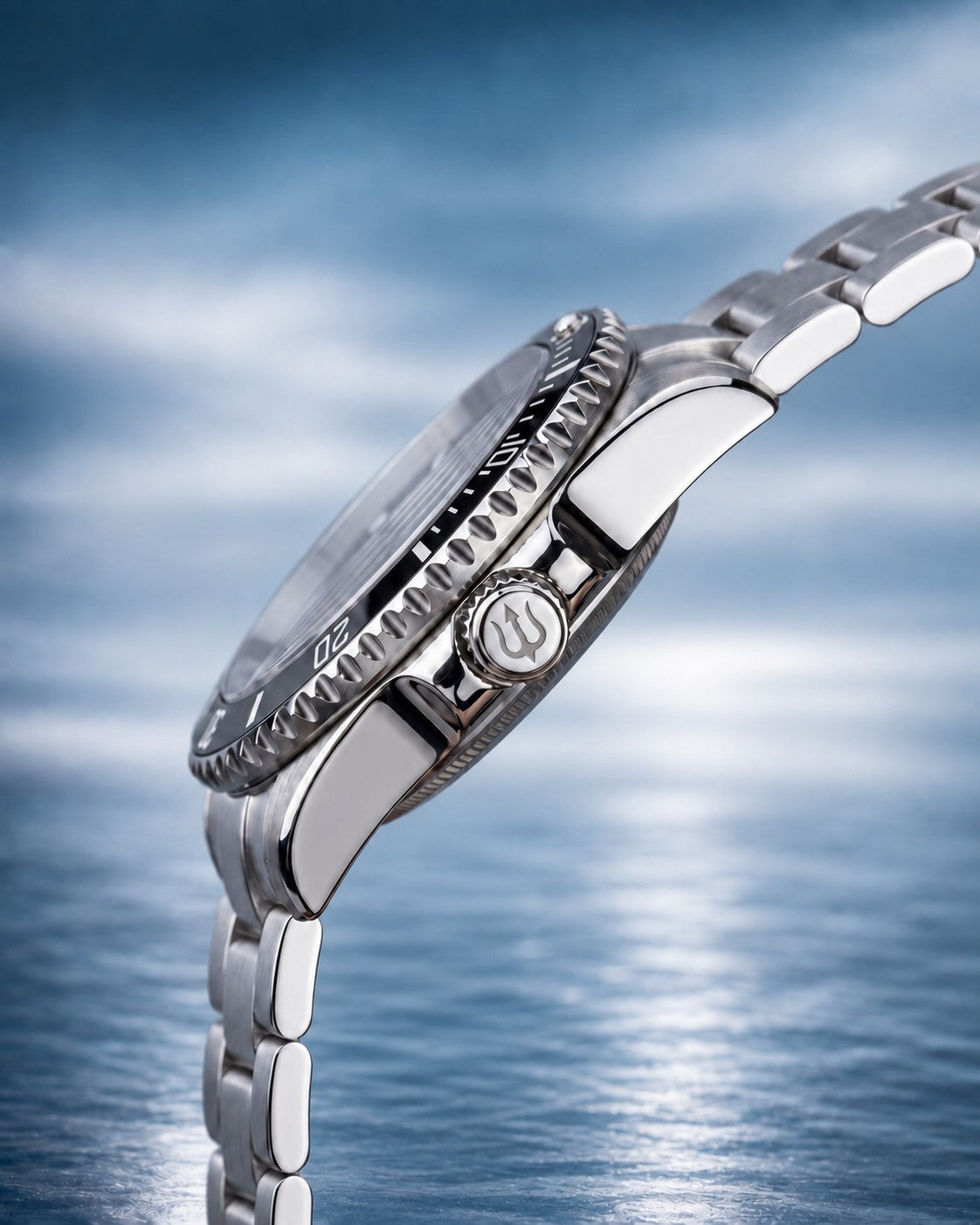 Side profile of SANDAHL SHALLOW Glacial Blue, showing the steel case, trident crown and stainless steel bracelet.