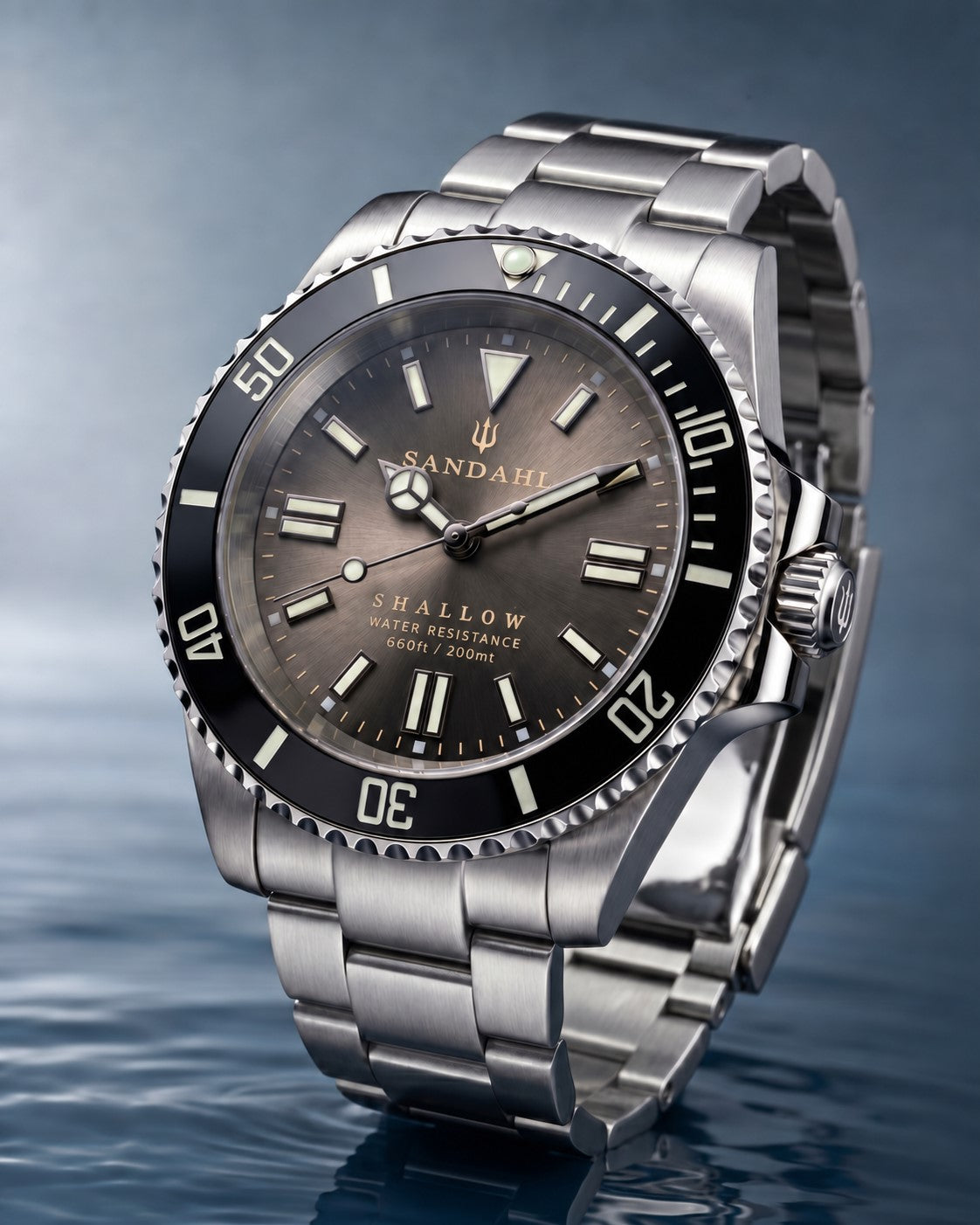 SANDAHL SHALLOW Granite Grey with a stainless steel bracelet, shown at an angle.