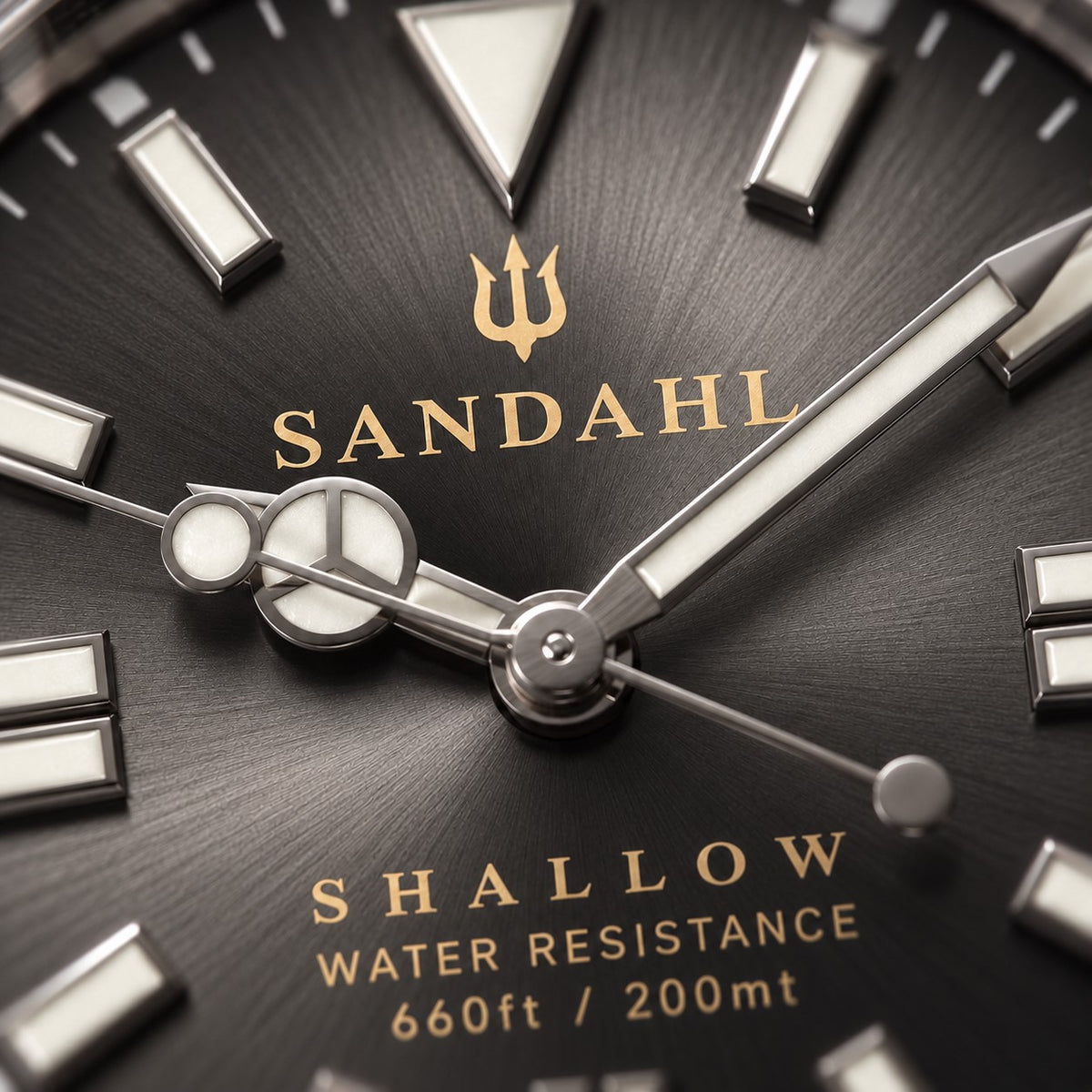 Macro detail of the grey dial on the SANDAHL SHALLOW Granite Grey, featuring LumiSand hour markers and hands.