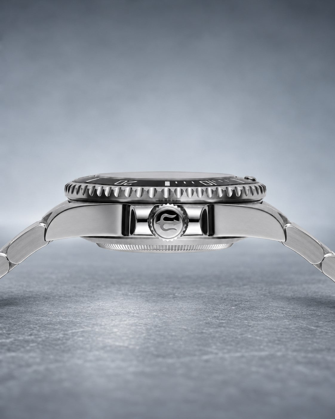 Side profile of SANDAHL SHALLOW Sea Mist Silver, showing the steel case, trident crown and stainless steel bracelet.