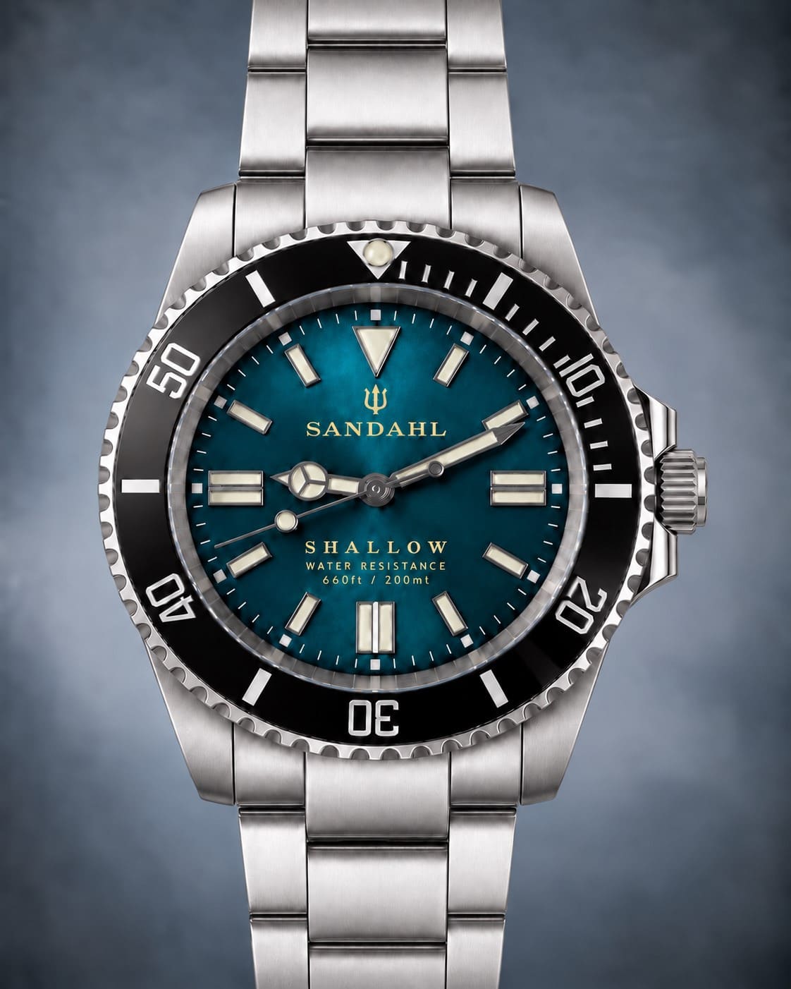 SANDAHL SHALLOW Skagerrak Teal with a teal dial, black dive bezel and steel bracelet, viewed from the front.