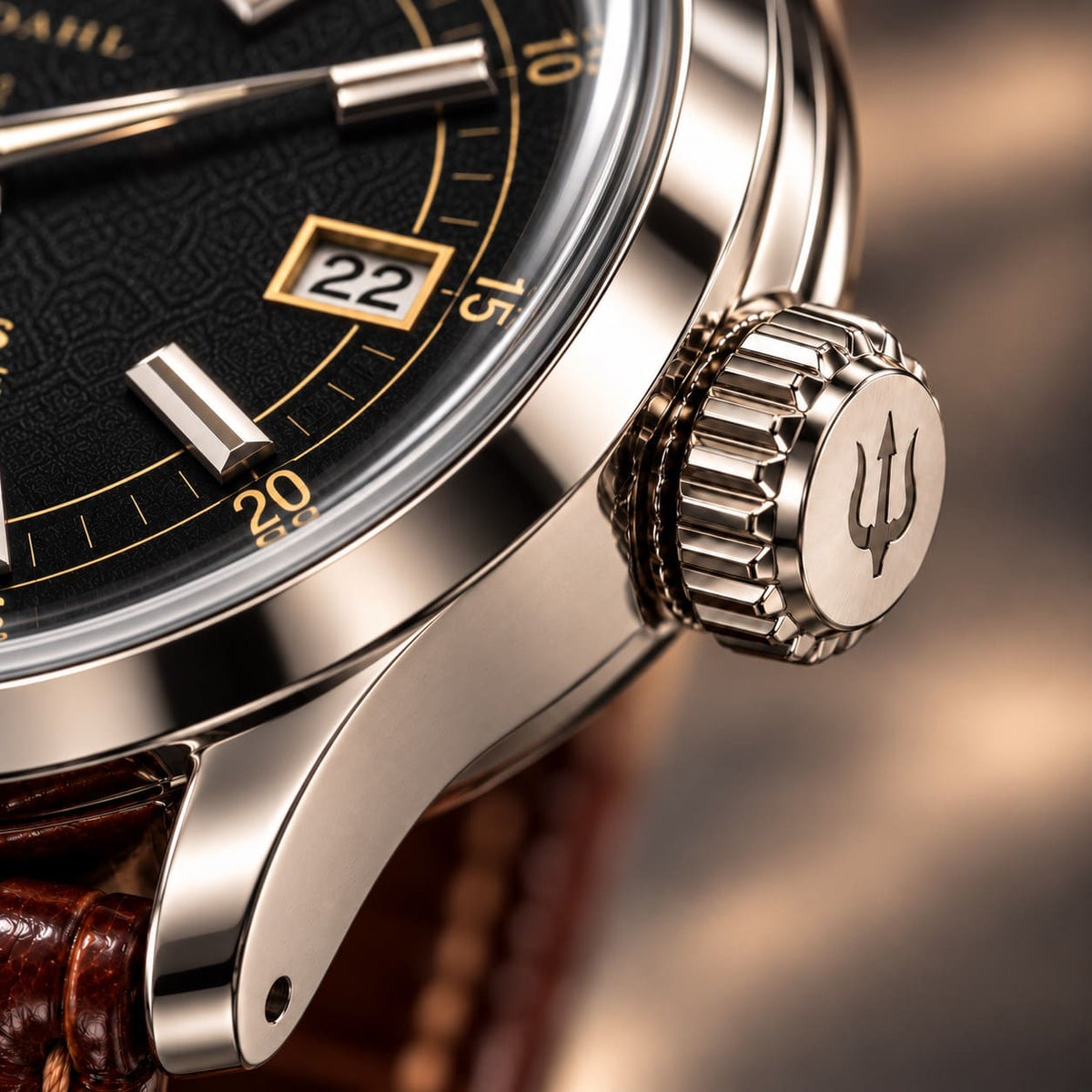 Close-up of the grooved steel crown with engraved trident on SANDAHL ORNATUS Onyx, beside the black dial and polished case.