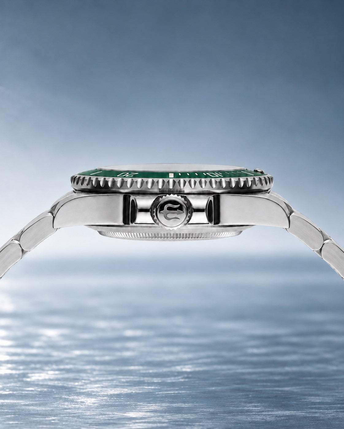 Side profile of SANDAHL SHALLOW Archipelago Green, showing the steel case, trident crown and stainless steel bracelet.