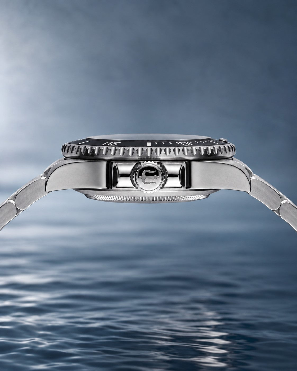 Side profile of SANDAHL SHALLOW Granite Grey, showing the steel case, trident crown and stainless steel bracelet.