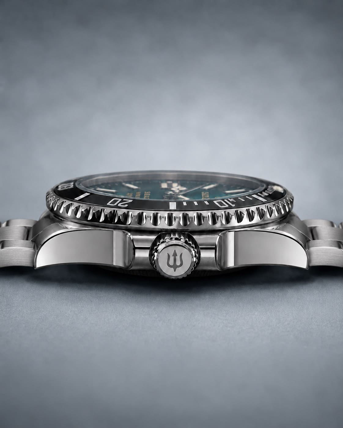 Low angled view of SANDAHL SHALLOW Skagerrak Teal, showing the dial, dive bezel, crown and steel bracelet.