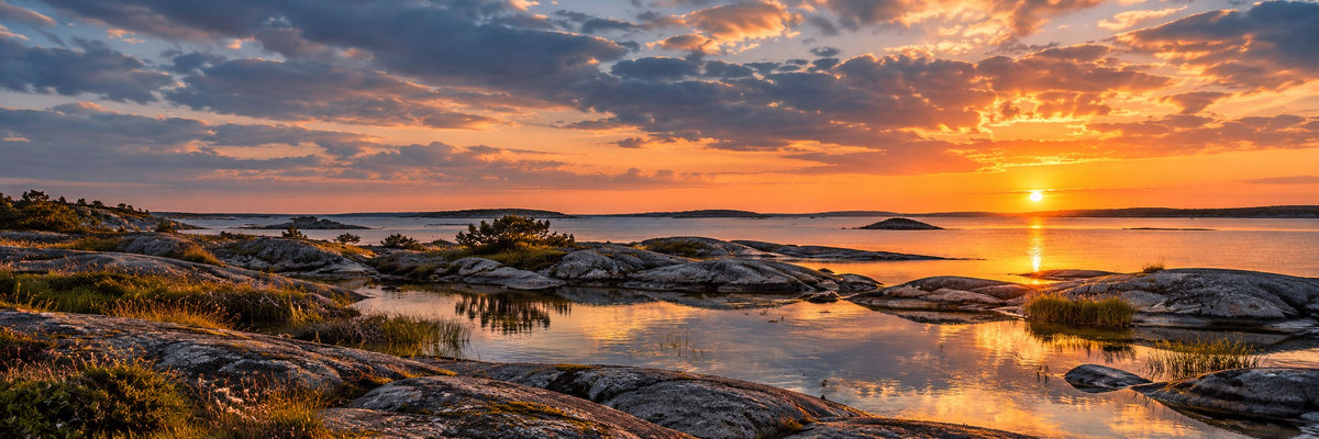 SANDAHL SHALLOW – Swedish archipelago at sunset with low granite rocks and calm coastal water