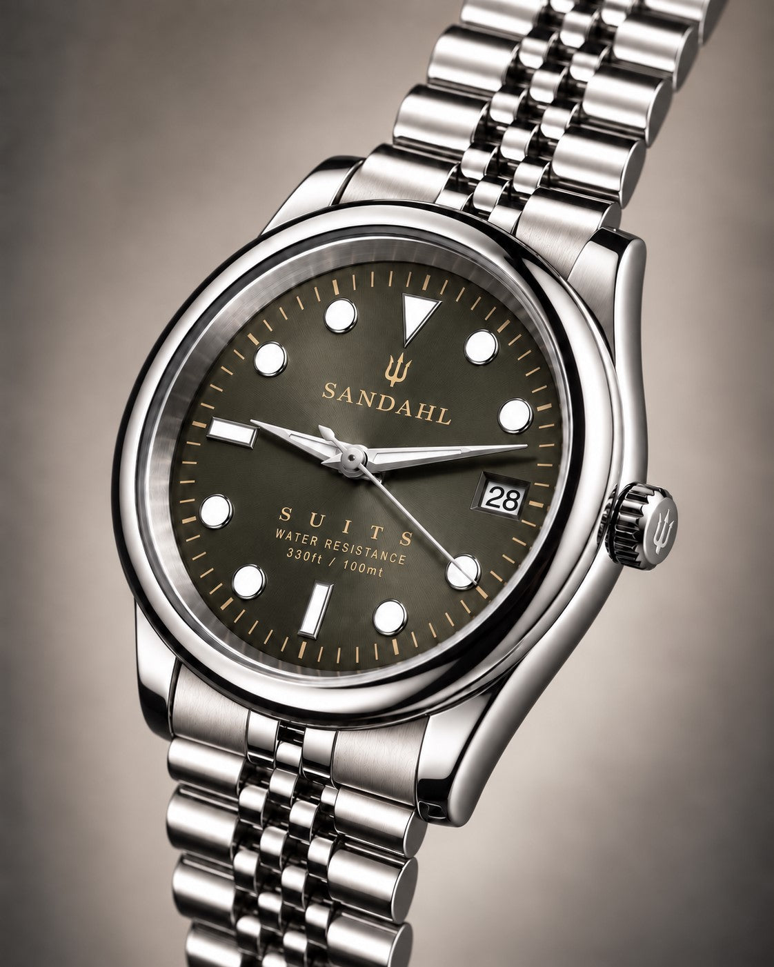 SANDAHL SUITS with Savile Taupe dial urtavla, polished watch case  and Jubilee-bracelet, photographed in a 45 degree angle.