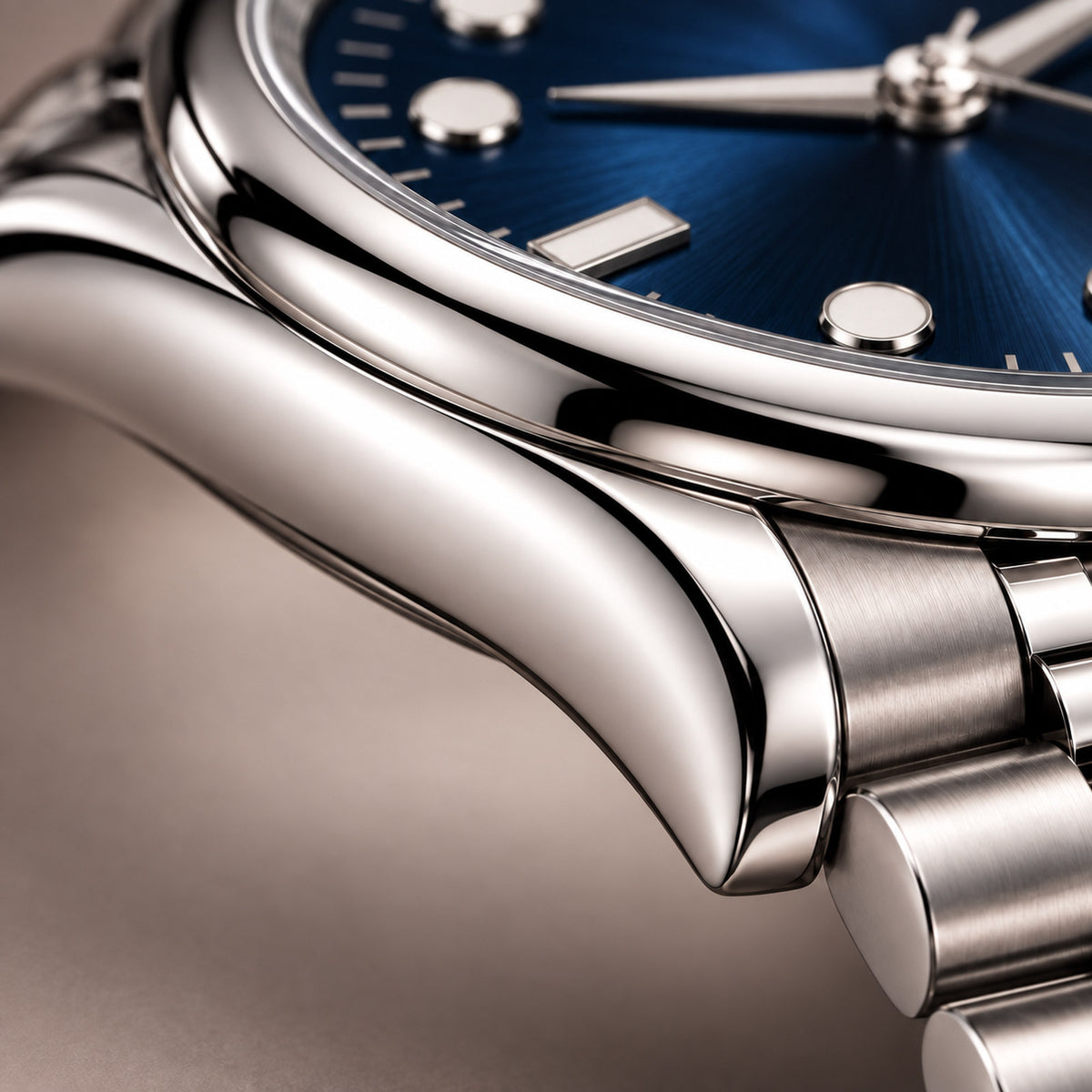 Extreme close-up of the SANDAHL SUITS Midnight Navy’s polished stainless steel case, curved bezel and sculpted lug.