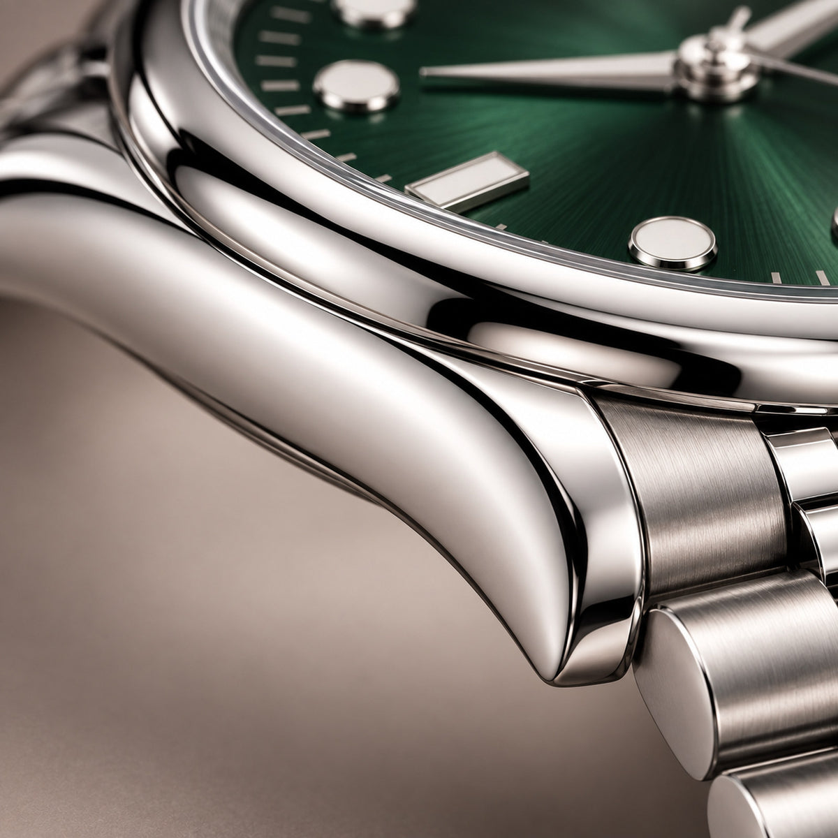 Extreme close-up of the SANDAHL SUITS Regent Green’s polished stainless steel case, highlighting its curved bezel and sculpted lug.